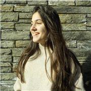 Chica se ofrece a dar clases de lengua, ya sea inglés, español o catalán